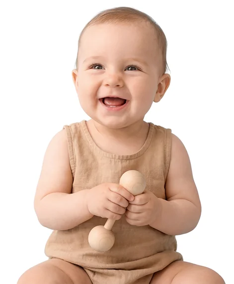 Bebê sorrindo segurando um chocalho de madeira