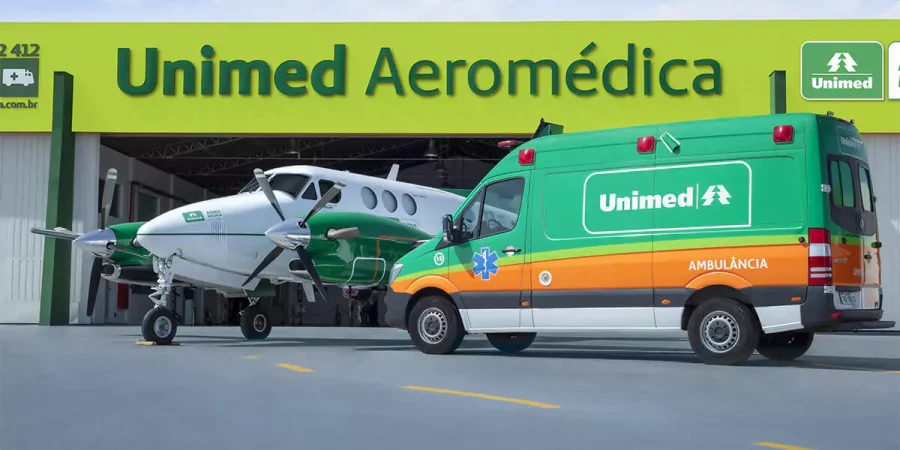 Aeronave e ambulância da Unimed Aeromédica em um hangar.